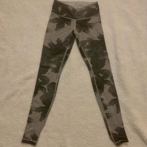 Lululemon leggings sz four. EUC